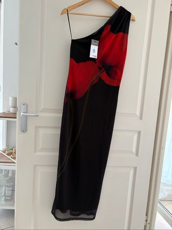 Robe noire et rouge