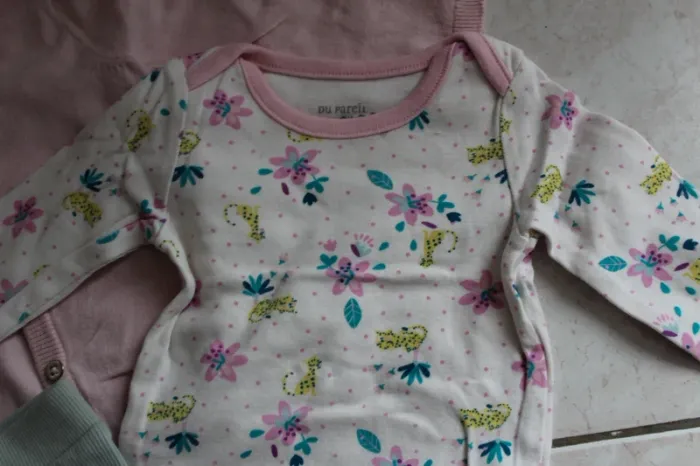 ensemble composé de trois pièces taille 6 mois - photo numéro 2