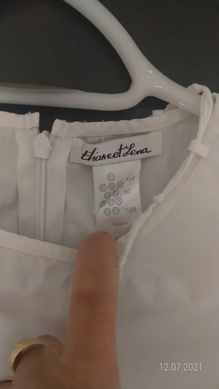 Robe blanche type cérémonie avec volants - photo numéro 3