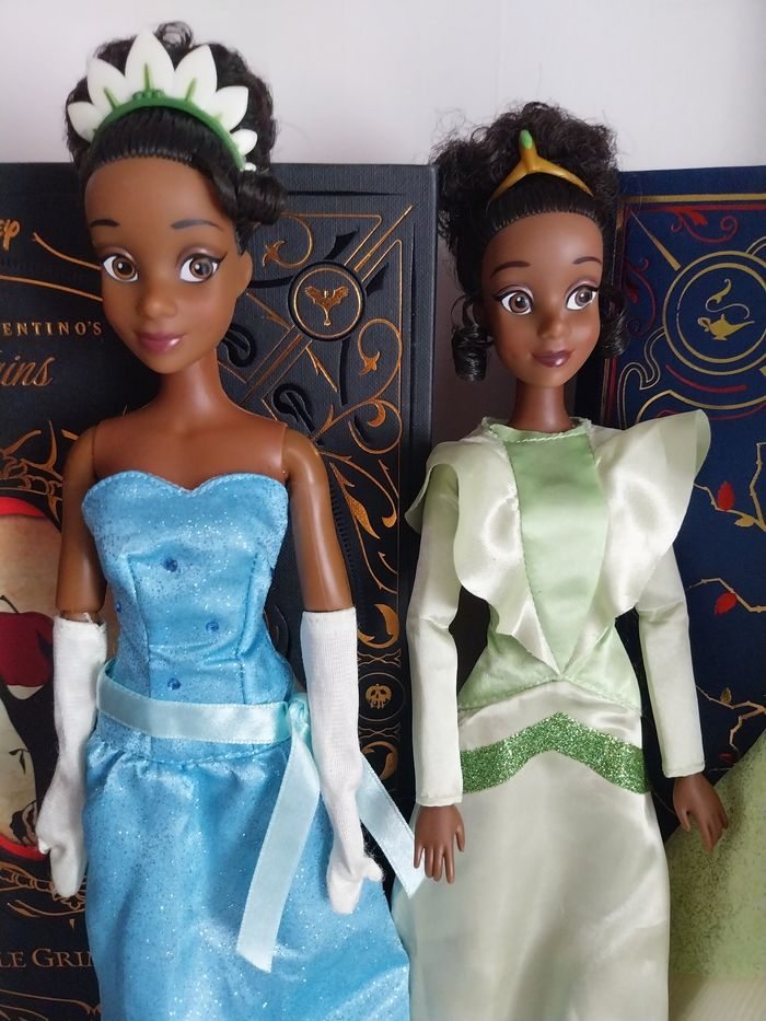 3 Poupées Tiana Restaurant Serveuse et en robe bleue et couronne + tenue verte princesse Disney - photo numéro 4