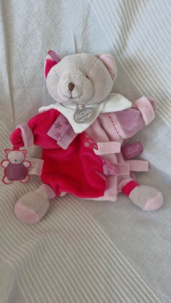 Doudou marionnette étiquette chat rose doudou plat et cie
