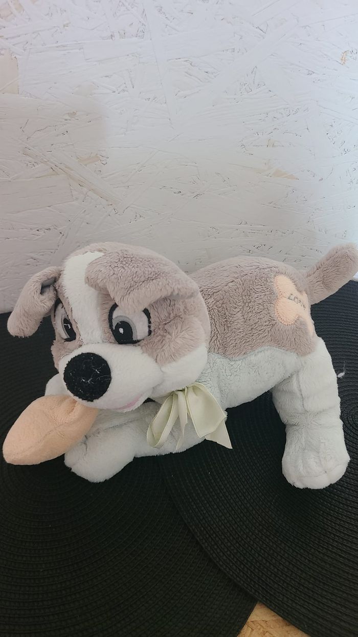 doudou chien couché tache love la belle et le clochard