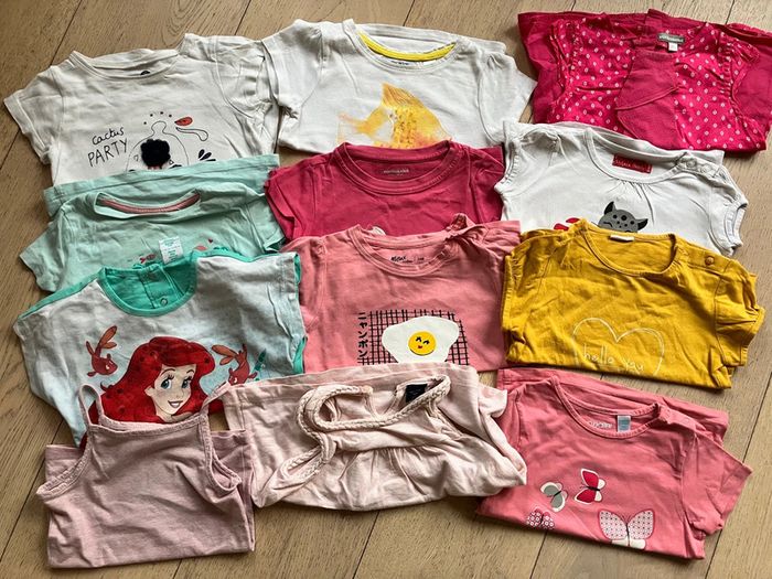 Lot de 12 t-shirts MC/debardeurs 24 mois