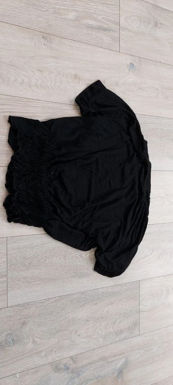 T shirt noir, taille L, col large et rétrécit dans le bas. Taille L