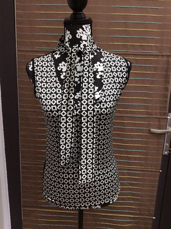 Blouse sans manche satinée noir imprimé blanc (n°19)