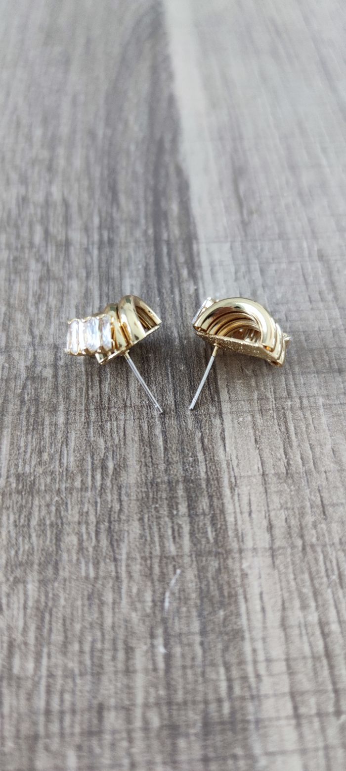 Boucles d’oreilles dorées strass élégantes femme – neuf avec étiquette - photo numéro 3