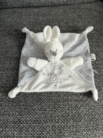 Doudou lapin blanc et gris