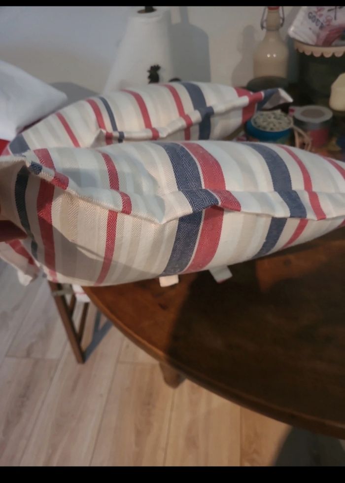 Deux coussins  de chaises neufs - photo numéro 4