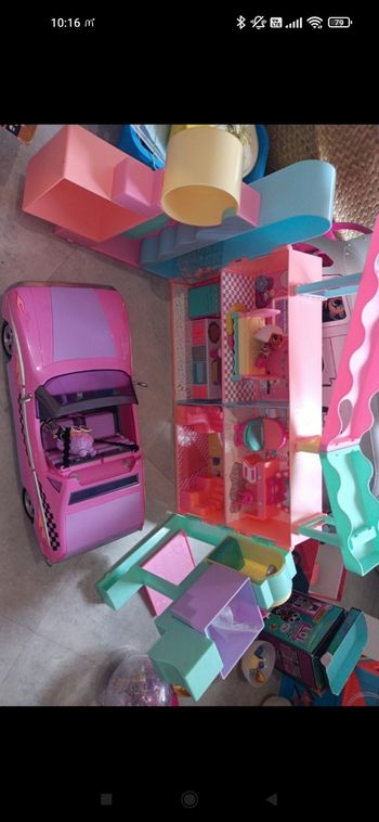 Maison + voiture + poupées et accessoires