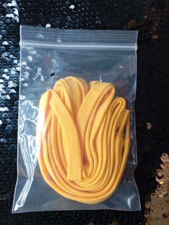 Paire de lacets adultes jaunes. Neufs