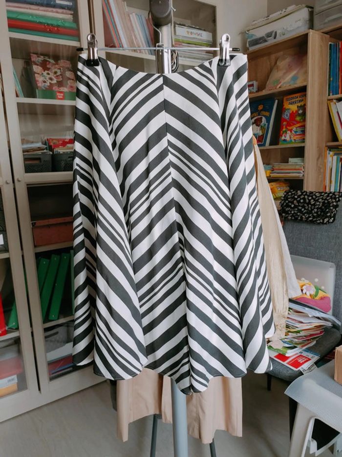 Jupe Mexx rayée noir et blanc, coupe évasée, allure graphique