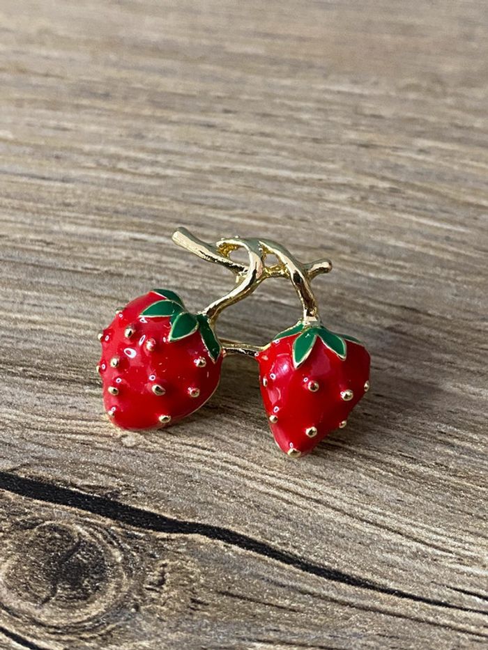 Broche fraise émaillé