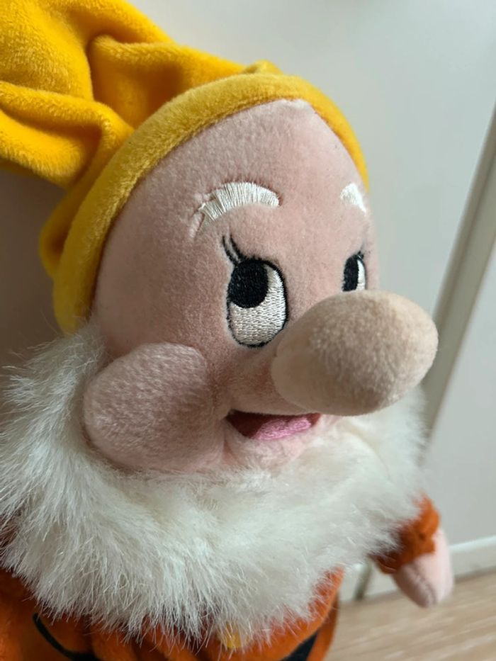 Peluche vintage Disneyland Paris - Joyeux - blanche neige et les 7 nains - photo numéro 3