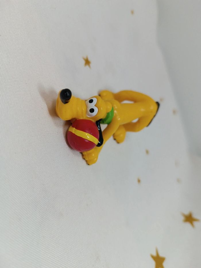 Personnage figurine walt Disney pluto balle rouge ball ballon couché Mickey mouse playing play joue - photo numéro 2