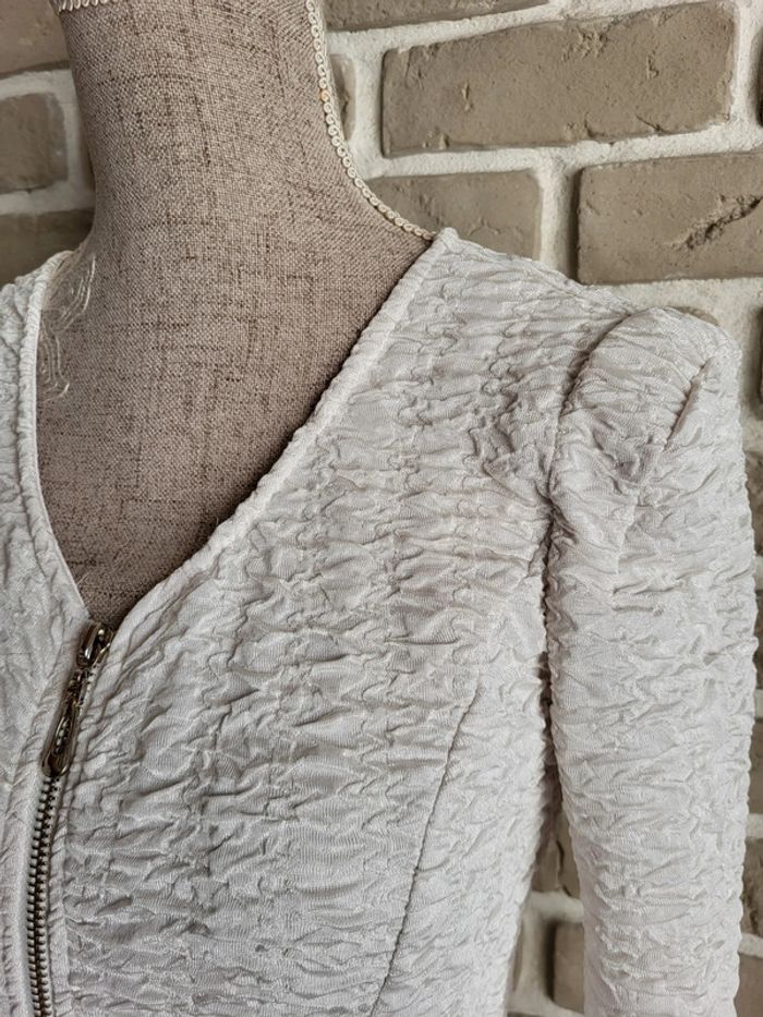 Robe blanche moulante avec fermeture éclair et tissu gaufré - photo numéro 3
