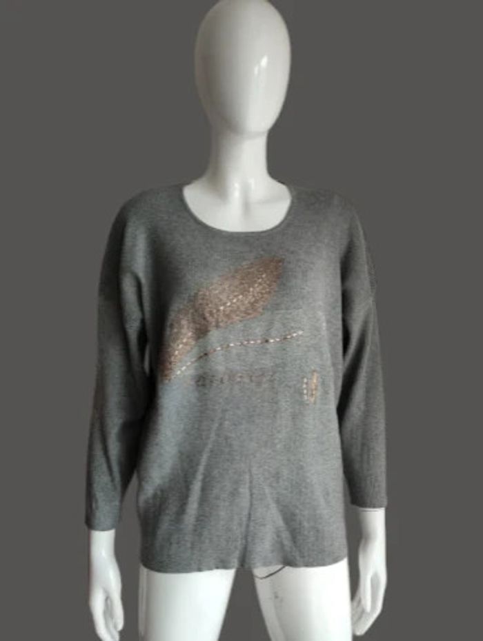 Pull gris plumes d'une valeur de 69.95€
