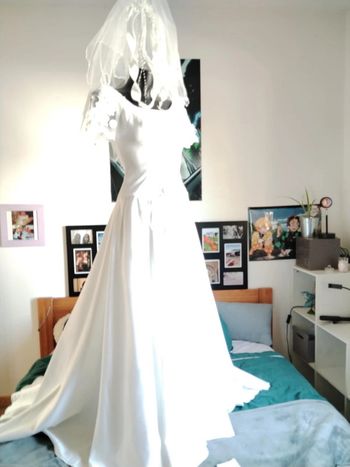 Robe de mariée chic et sophistiquée complicité la fête TBE avec accessoires