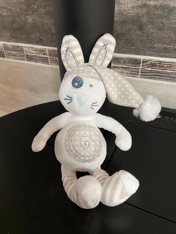 Doudou peluche lapin blanc beige gris bonnet pompon tape à l œil tao