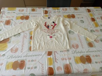 Pull manches longues écru tête de reine avec pompons 12 ans Kiabi 5€ neuf