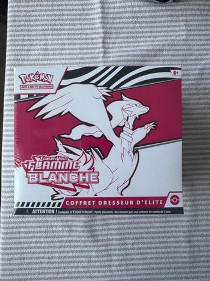 Coffret Pokémon ETB Flamme Blanche – Neuf Scellé