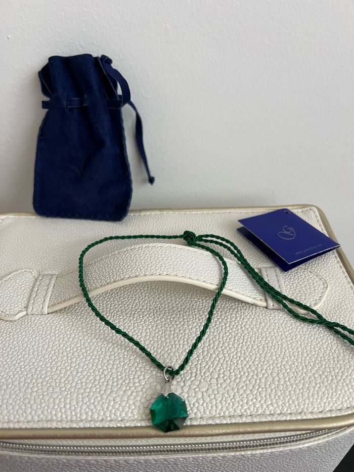 Collier Swarovski en cristal vert  Authentique avec certificat et pochette