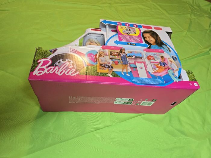 Véhicule Médical Barbie
Cette ambulance avec ses sirènes sonores et lumineuses se transforme en clinique. - photo numéro 3