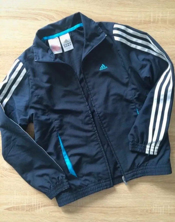 Lot veste et t shirt Adidas 10 ans - photo numéro 2