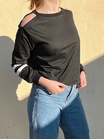 Sweat crop manches longues épaules dénudées - noir et bandes en blanc