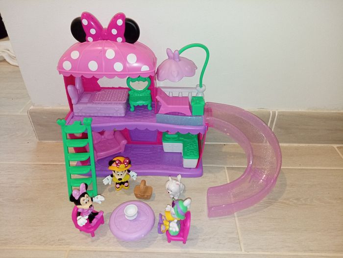 Maison de minnie avec personnages