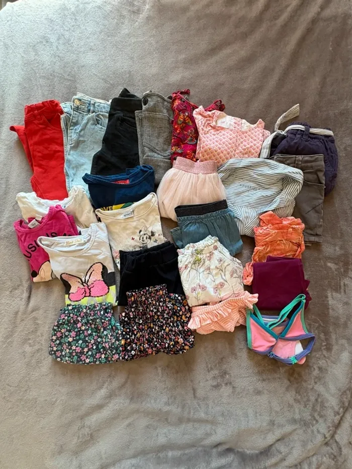 Lot de 24 vêtements fille taille 4 ans en très bon état