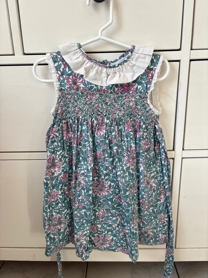 Robe à col volante
