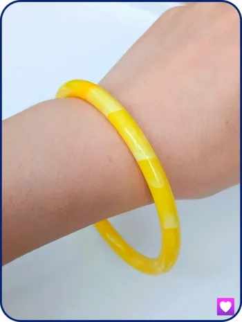 Bracelet jonc jaune marbré en résine – style vintage chic