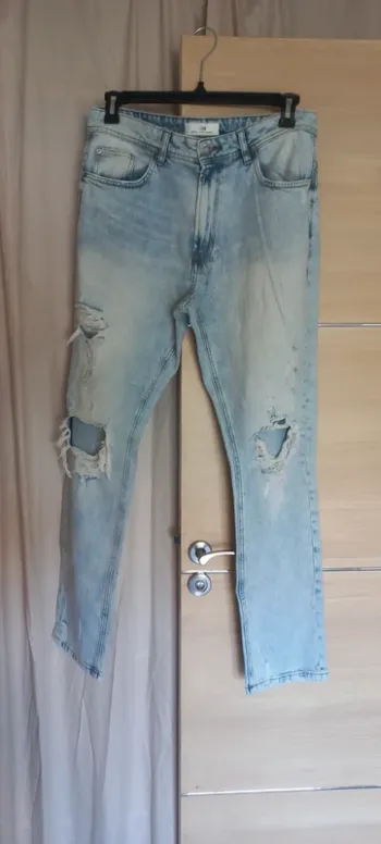 Jean troué 32/32 état neuf