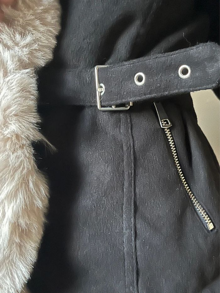 Manteau noir épais court à capuche avec fausse fourrure - photo numéro 10