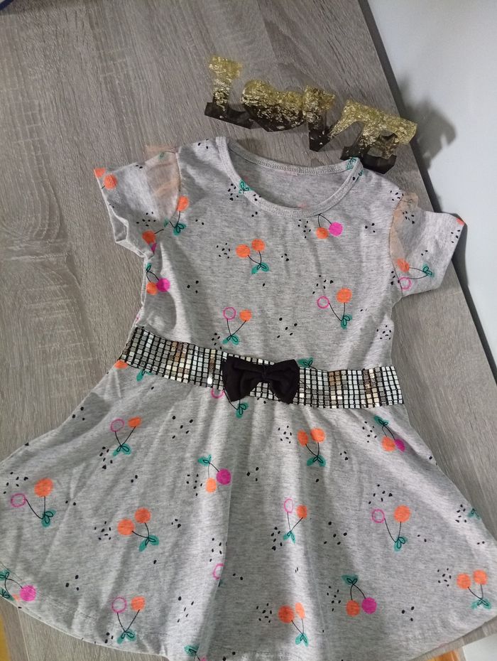 Jolie robe plus d' étiquette indiquant la taille correspond à un 12 mois