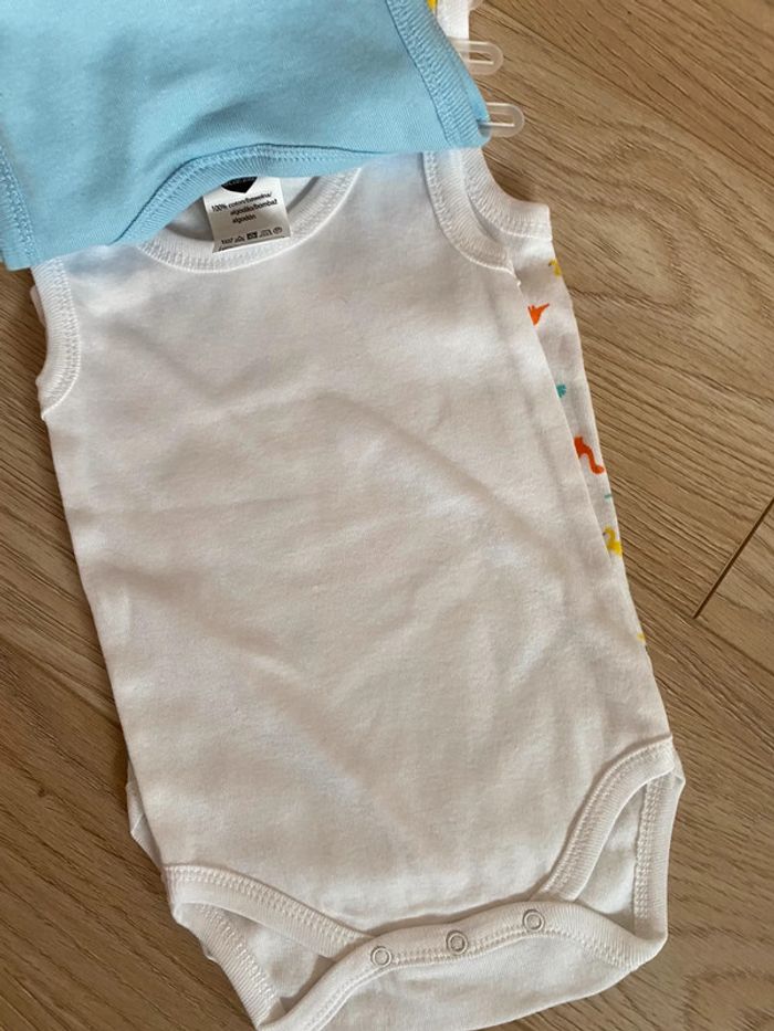 Lot de 3 bodys Sans manches neufs 6 mois - photo numéro 3