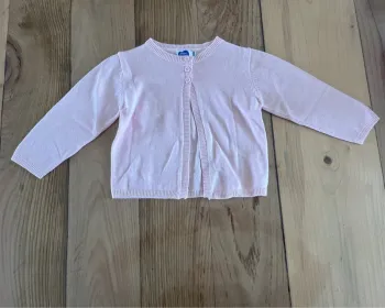 🧸 Gilet rose pâle – 12 mois – Mots d’Enfants 🌸