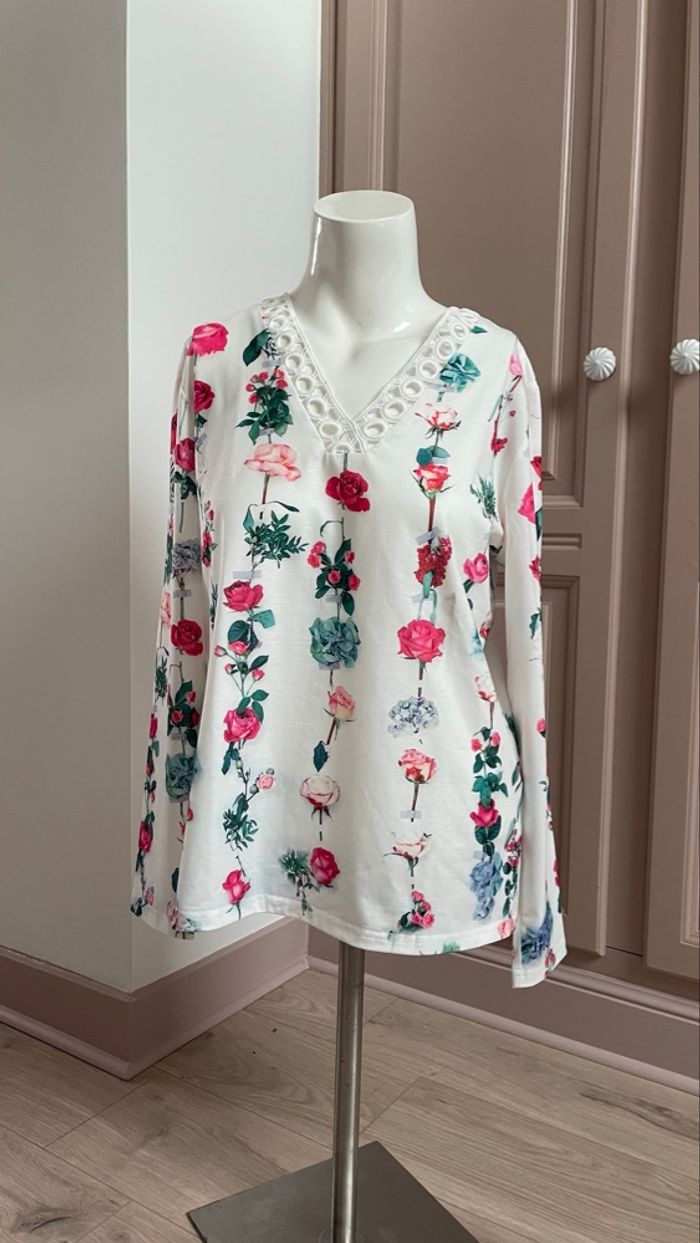 Chemisier blanc avec fleurs - photo numéro 2