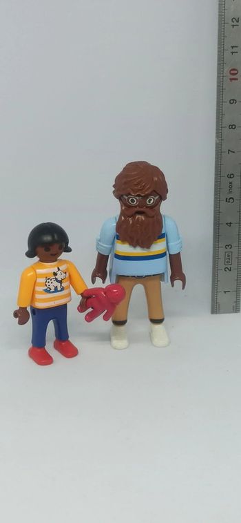 Homme avec barbe et fille enfant avec poupée playmobil