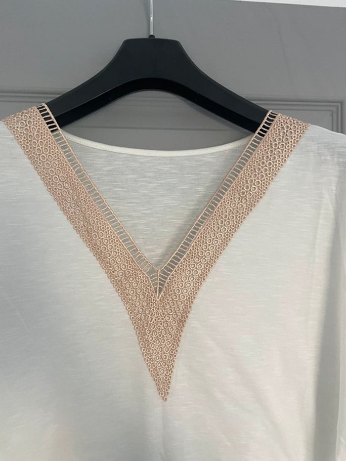 T-shirt blanc et beige - photo numéro 2