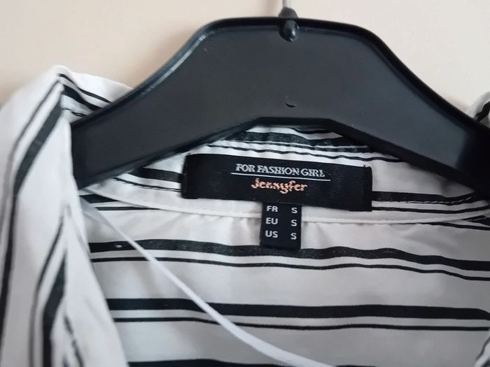Veste de tailleur noir et son chemisier rayé - photo numéro 3