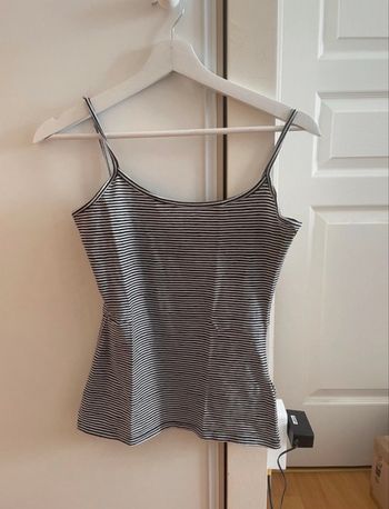Débardeur avec rayures noires et blanches 