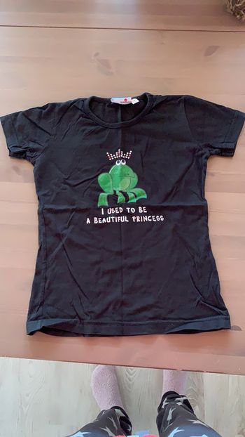 Ter shirt grenouille princesse très bon état taille 12 ans
