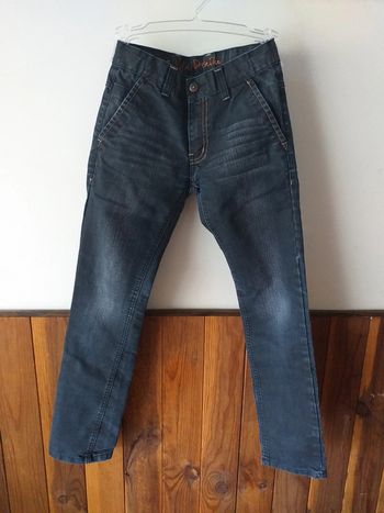 Jeans foncé effet délavé par endroits
