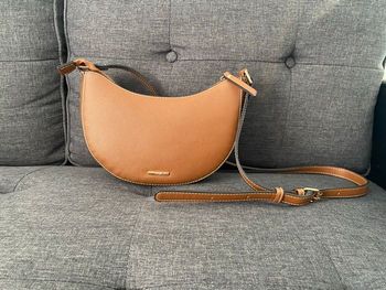 Sac bandoulière MOA camel demi-lune – effet cuir – très bon état