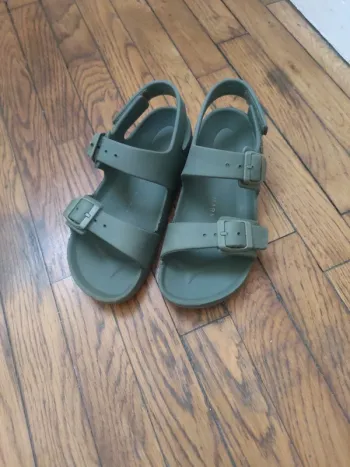 Sandales vert avec scratch derrière 35