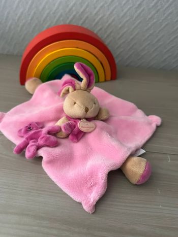Doudou et compagnie Lapin en velours de couleur rose et beige.