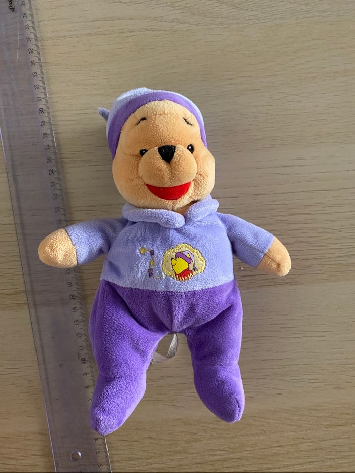 Doudou peluche Winnie ourson Pooh disney pyjama violet