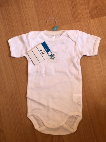 Joli body blanc MC T. 6 mois/67 cm mixte neuf avec étiquette