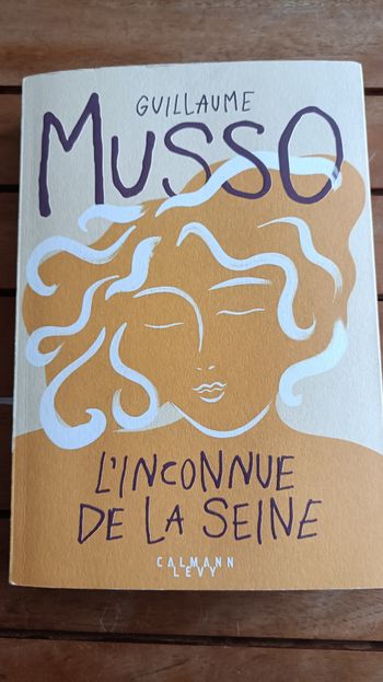 Livre grand format l'inconnue de la seine de Guillaume Musso